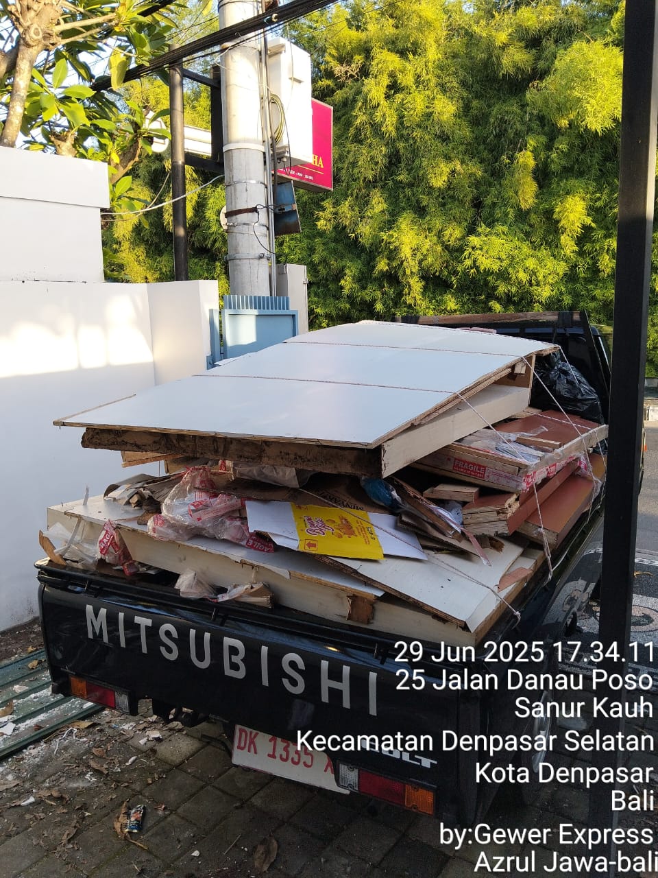 Pick up mengangkut barang pindahan